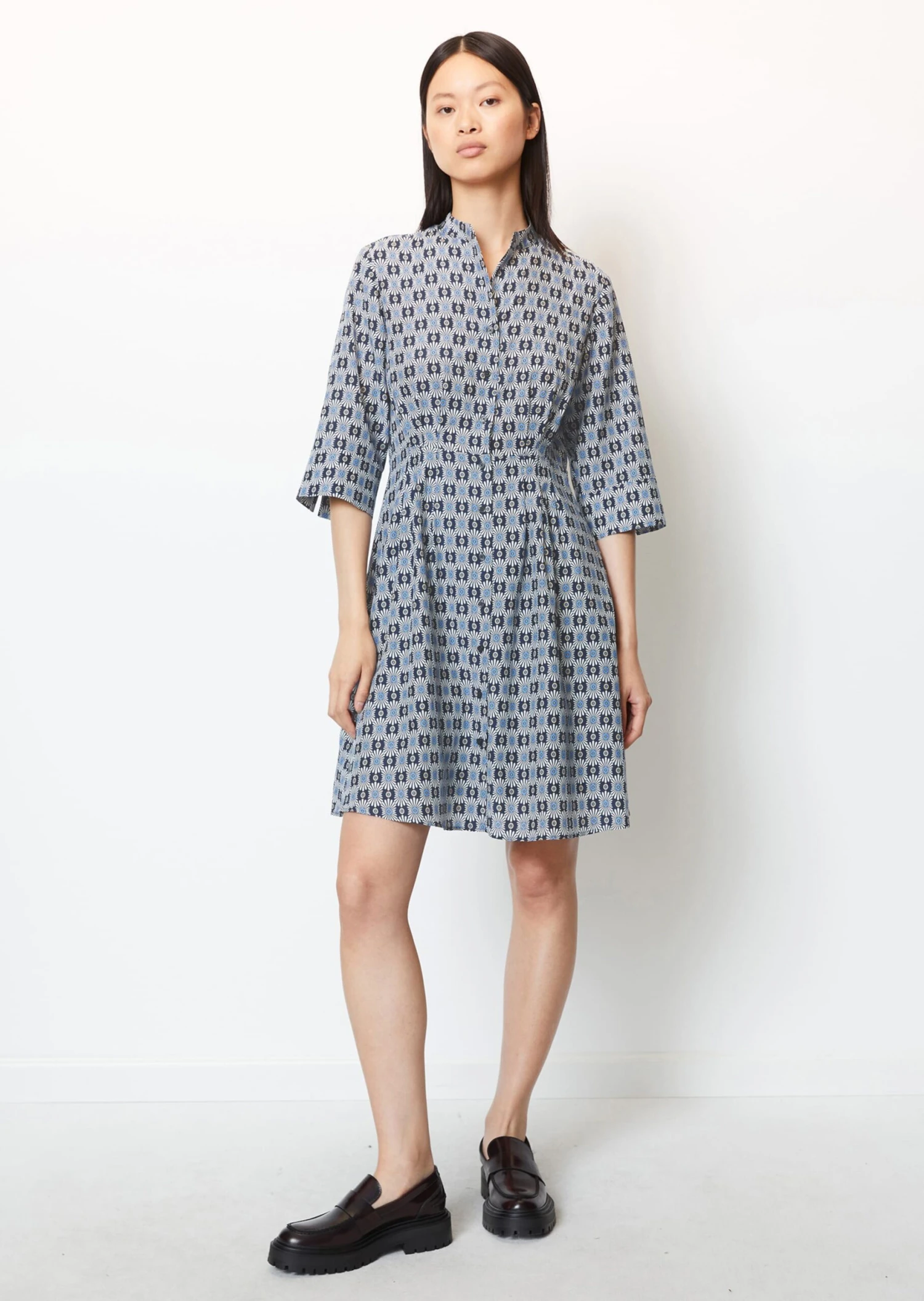 Marc O'Polo Short Blouse Dress With A Silky Texture Made From A Soft Organic Cotton/viscose Blend 2 Marc O'Polo Short Blouse Dress With A Silky Texture Made From A Soft Organic Cotton/viscose Blend – Bild 2
