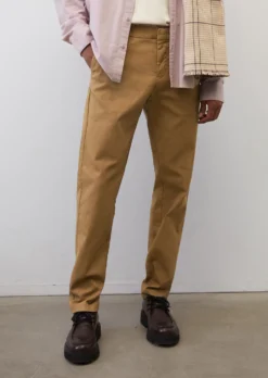 Marc O'Polo OSBY Tapered Chinos Made From An Organic Cotton Blend -Schlichte Eleganz 45e21b7bfa70854a00ff25cb14801d00 scaled