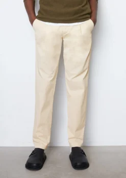 Marc O'Polo OSBY Pleats Chinos In A Tapered Fit Made Of Organic Cotton -Schlichte Eleganz 47432fc49cbf2d8566ede77a39ce6ea0 scaled