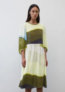 Marc O'Polo Voluminous Dress In A Cupro/viscose Blend -Schlichte Eleganz 479217c19599e9561defceda337a4fed scaled