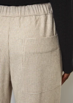 Marc O'Polo Finely Checked Trousers With An Elasticated Waistband With LENZING™ ECOVERO™ -Schlichte Eleganz 4a904ed314ba5c590bc513ad6c6747bc scaled