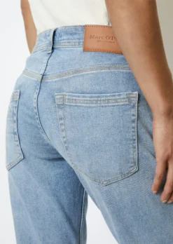Marc O'Polo Jeans THEDA Boyfriend Model In Authentic Stretch Denim -Schlichte Eleganz 4cd66998e7c320459c88ee63dcfe9770 scaled