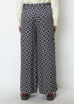 Marc O'Polo Printed Wide Leg Pants Made From Viscose Twill -Schlichte Eleganz 4cf7af9ebd89d5b2259d36562bdc40b6 scaled
