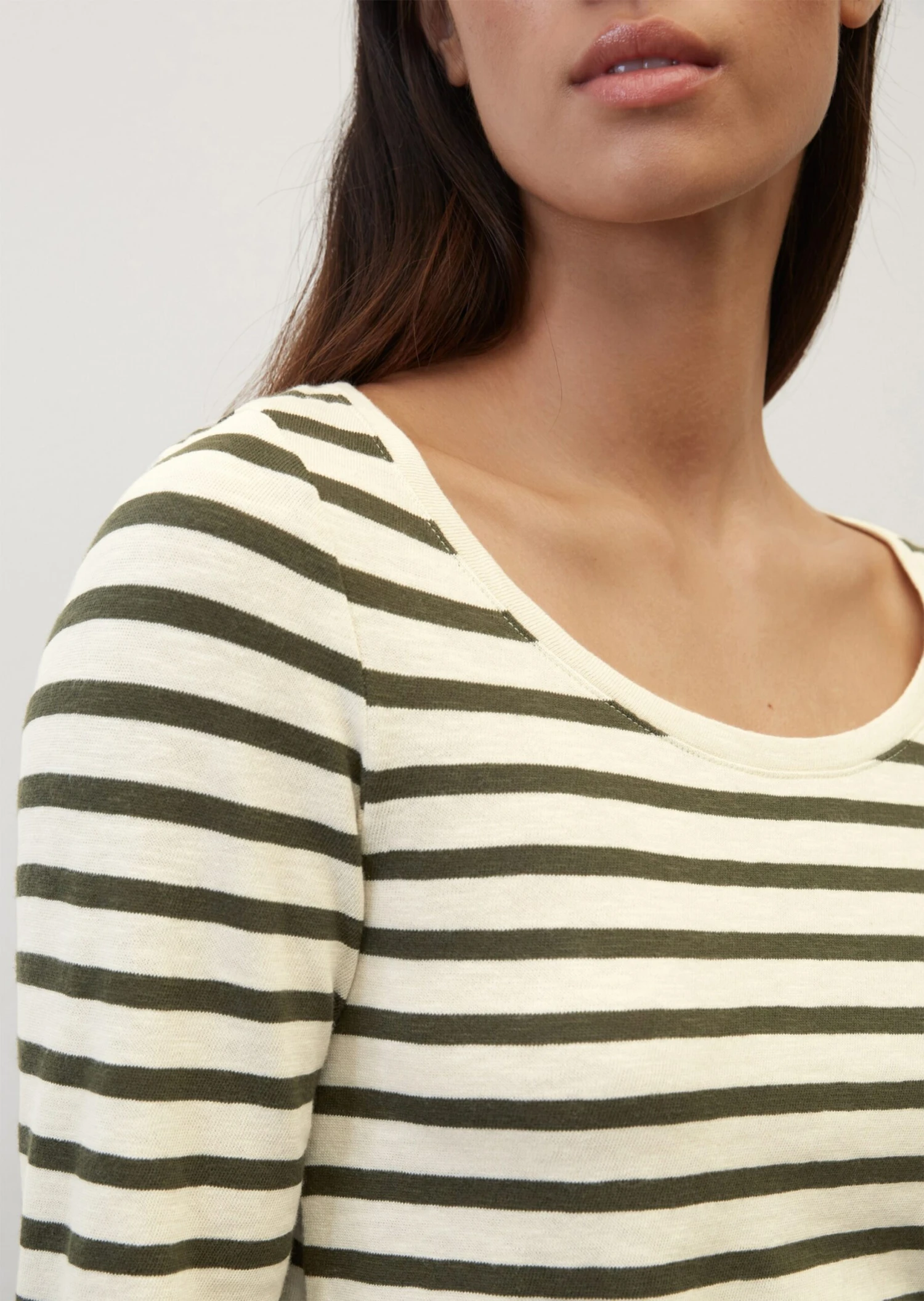 Marc O'Polo Striped Long Sleeve Top In A Loose Fit Made Of Heavy Jersey Fabric Composed Of Organic Cotton 5 Marc O'Polo Striped Long Sleeve Top In A Loose Fit Made Of Heavy Jersey Fabric Composed Of Organic Cotton – Bild 5