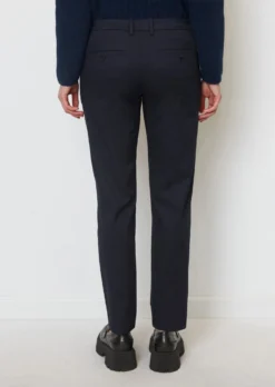 Marc O'Polo Trousers TORNE Regular Model Made Of A Stretchy Cotton Blend -Schlichte Eleganz 51377f612e0dca950e2697146673a2b0 scaled