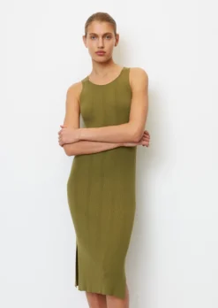 Marc O'Polo Sleeveless Fine Rib Knitted Dress Made Of Blended Viscose -Schlichte Eleganz 514e6749e42d3578bd527899f5a06e26 scaled