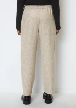 Marc O'Polo Finely Checked Trousers With An Elasticated Waistband With LENZING™ ECOVERO™ -Schlichte Eleganz 5318c66a08d9c016a70e4e210d24efbe scaled