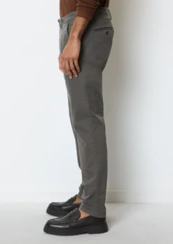 Marc O'Polo STIG Shaped Chinos Made From Organic Cotton Mix -Schlichte Eleganz 53219b9ebe41dff5e7b973a1edb12834 scaled