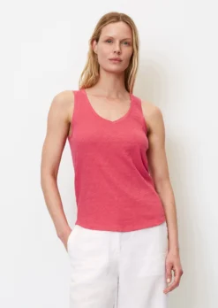 Marc O'Polo V-neck Top In A Regular Fit In Organic Cotton Slub Jersey -Schlichte Eleganz 548d8d6ecf9bba9bf135c93c54de4a78 scaled