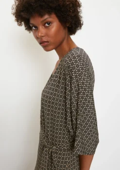 Marc O'Polo Jersey Wrap Dress With An All-over Print Made Of Stretchy Viscose Fabric -Schlichte Eleganz 584c3b5b5472ca93ac076dbe2166ac1a scaled