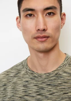 Marc O'Polo T-shirt Regular In Lightweight, Space-dyed Jersey Fabric -Schlichte Eleganz 590a5bc25bfd5cf9bdb8a45d40732a37 scaled