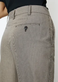 Marc O'Polo Chino Model KALNI Relaxed With Mini Pepita Pattern 13 Marc O'Polo Chino Model KALNI Relaxed With Mini Pepita Pattern -Schlichte Eleganz 592b23f868feab769d5c26dd84a8be98 scaled