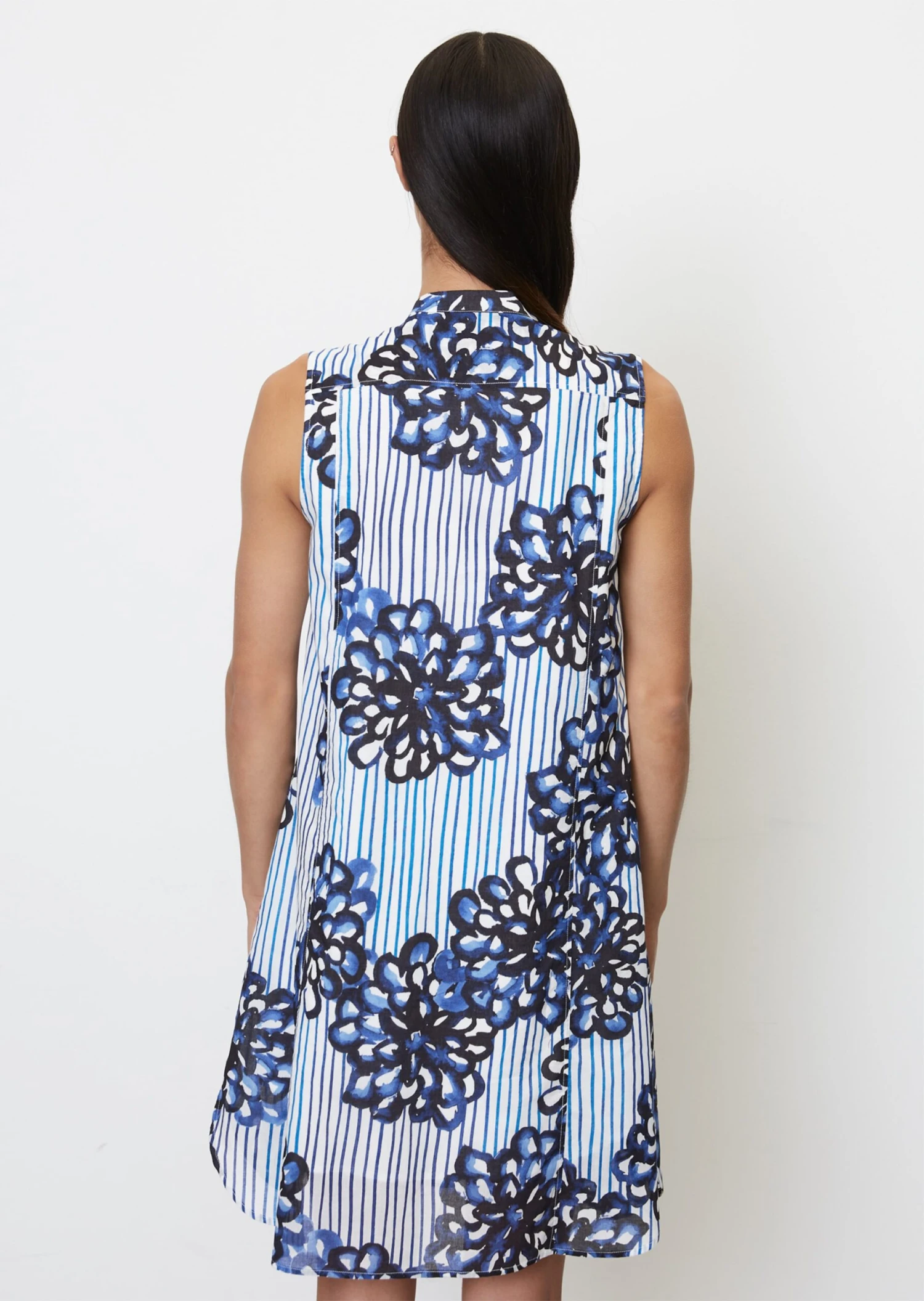 Marc O'Polo Sleeveless Mini Dress With A Floral Print Made Of Crisp Cotton Voile 3 Marc O'Polo Sleeveless Mini Dress With A Floral Print Made Of Crisp Cotton Voile – Bild 3