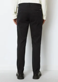 Marc O'Polo STIG Tapered Chinos In Dobby Fabric -Schlichte Eleganz 5c1e38141aea93fd95f17fefb707d3f6 scaled