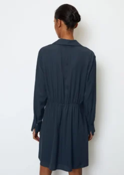 Marc O'Polo Short Dress In Wrap Look With Elastic Skirt Seam -Schlichte Eleganz 5f8d4bbc61de3583e40dbab1db9ecd69 scaled