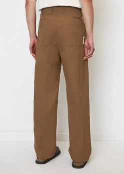Marc O'Polo MOSSBO Chinos In A Wide Fit Made From An Organic Cotton Blend -Schlichte Eleganz 60f9a28f952b3b1f70647885ef34fed1 scaled