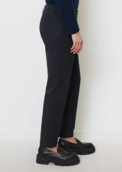 Marc O'Polo Trousers TORNE Regular Model Made Of A Stretchy Cotton Blend -Schlichte Eleganz 61aa9c7fbe7bbae7cfbd5b73703cd0b6 scaled