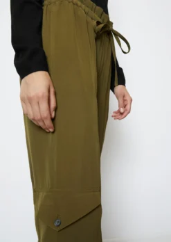 Marc O'Polo Utility Trousers Relaxed Made From A Flowing Viscose Mix -Schlichte Eleganz 61cf1b7542e29b77bc1ef254c15d832b scaled