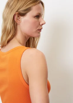 Marc O'Polo Sleeveless Ribbed Jersey Top In A Slim Fit Made Of Organic Cotton -Schlichte Eleganz 6244b1ffbd432ed7b3fe262b156090c4 scaled