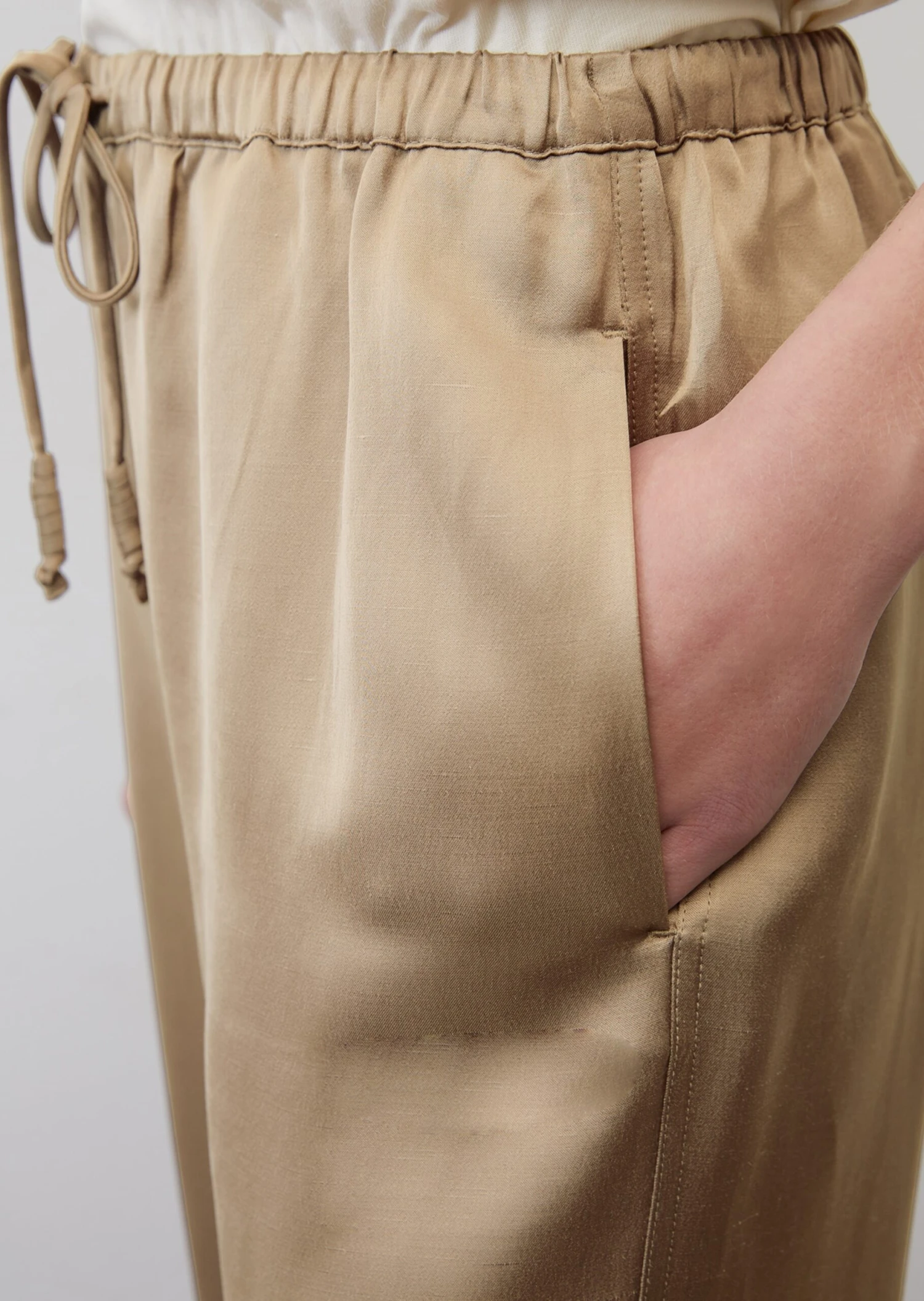 Marc O'Polo Wide Tracksuit Bottoms With Side Slits Made Of An Elegant Viscose/linen Blend 5 Marc O'Polo Wide Tracksuit Bottoms With Side Slits Made Of An Elegant Viscose/linen Blend – Bild 5