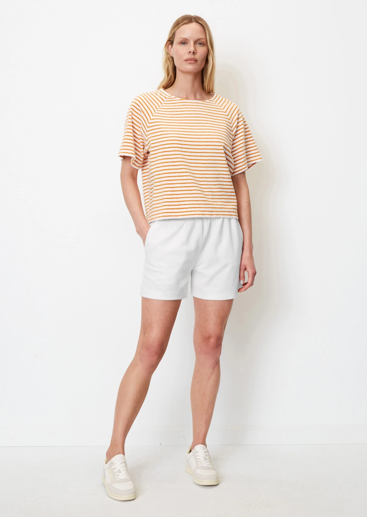 Marc O'Polo Striped Short Sleeve Terry Sweatshirt In A Regular Fit In An Organic Cotton Blend 4 Marc O'Polo Striped Short Sleeve Terry Sweatshirt In A Regular Fit In An Organic Cotton Blend – Bild 4