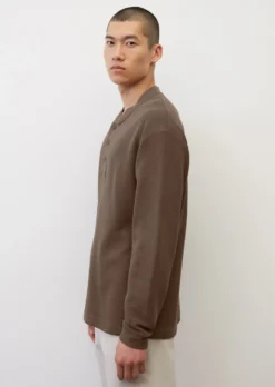 Marc O'Polo Relaxed Long-sleeved Serafino Top Made Of Micro Waffle Textured Jersey -Schlichte Eleganz 67af45cc1c44fec74da76508fa32a7dd scaled