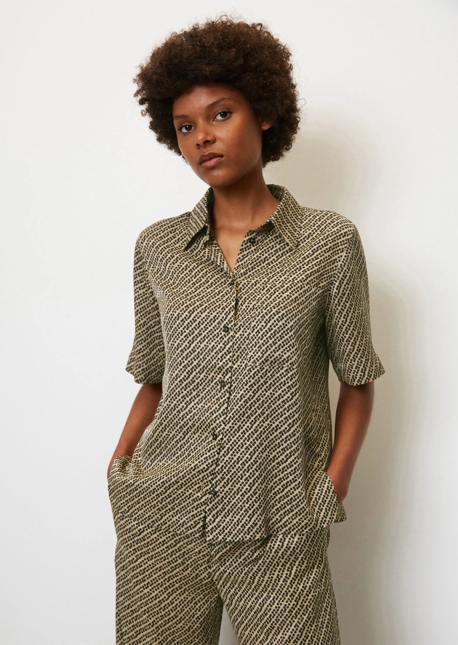 Marc O'Polo Flowing Printed Short-sleeved Blouse Made From Viscose Twill 1 Marc O'Polo Flowing Printed Short-sleeved Blouse Made From Viscose Twill