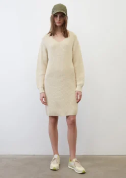 Marc O'Polo Knitted V-neck Dress Made From Heavy Weight Organic Cotton -Schlichte Eleganz 6f4b44e94ee7754d78b6b5253e5f6391 scaled