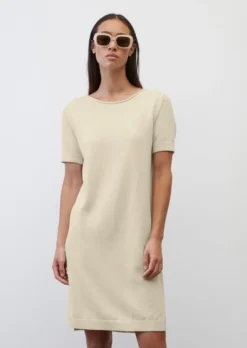 Marc O'Polo Relaxed Short-sleeved Knitted Dress In A Blend Of Organic Cotton, Viscose And Linen -Schlichte Eleganz 74027efc699ef0f05fc2d5371b7d4c9e scaled