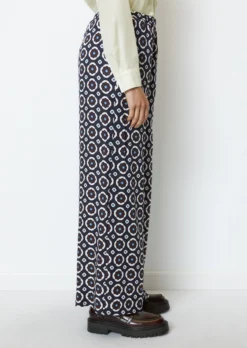 Marc O'Polo Printed Wide Leg Pants Made From Viscose Twill -Schlichte Eleganz 749630686ba7a65d7a99d86ac5f975ee scaled