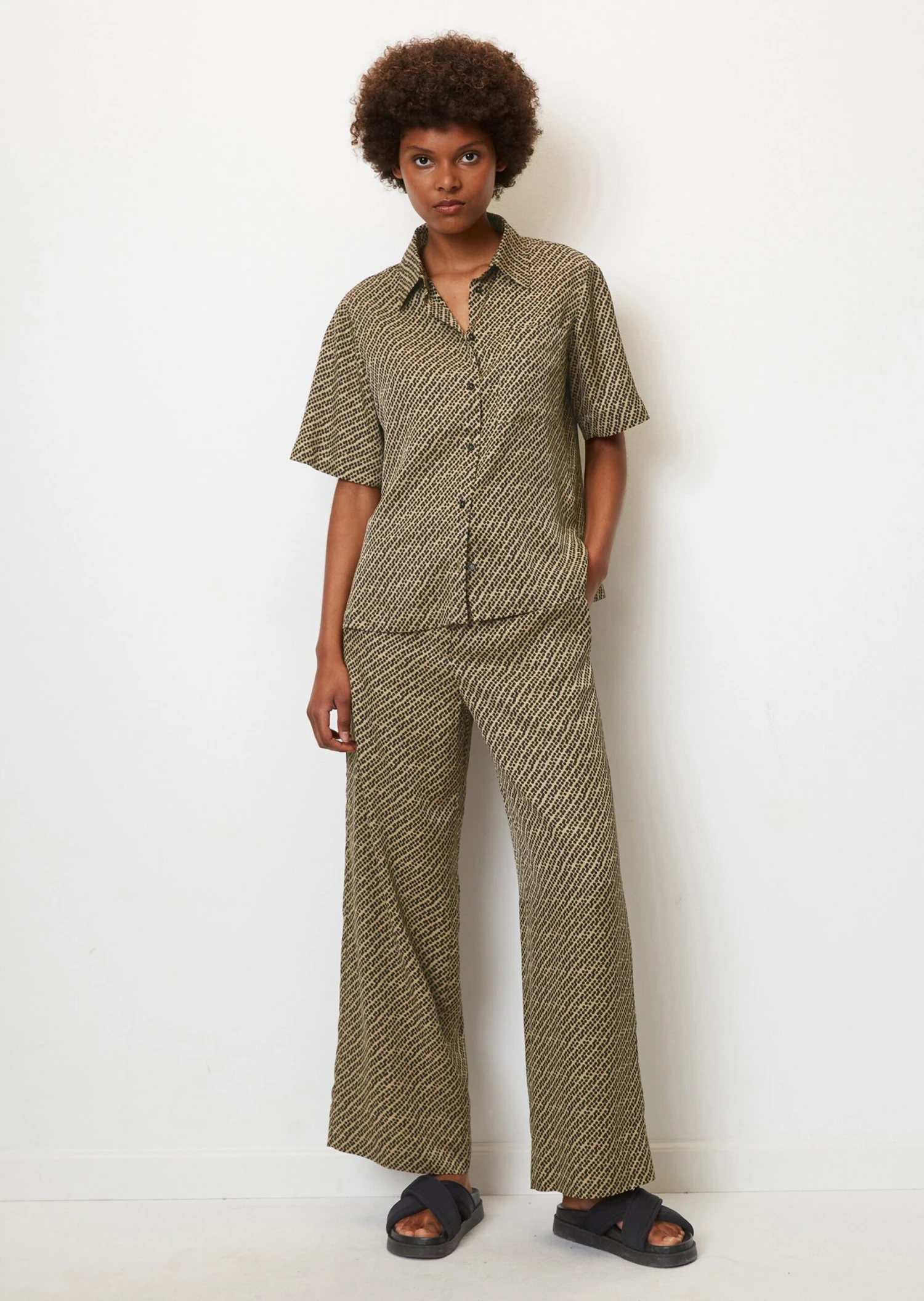 Marc O'Polo Flowing Printed Short-sleeved Blouse Made From Viscose Twill 4 Marc O'Polo Flowing Printed Short-sleeved Blouse Made From Viscose Twill – Bild 4