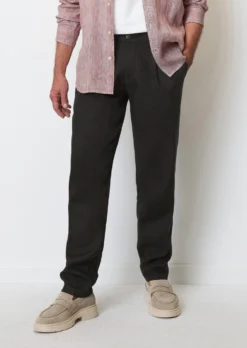 Marc O'Polo OSBY Jogger Pleats Linen Trousers With An Elasticated Waistband -Schlichte Eleganz 76bace665b875f1918914bf635707431 scaled