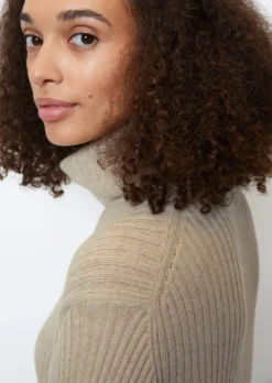 Marc O'Polo Ribbed Knit Dress With Turtleneck Made Of A New Wool And Cotton Blend -Schlichte Eleganz 7803d2c491bee724477734abc026e533 scaled