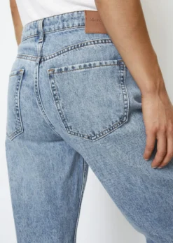 Marc O'Polo LINDE Straight Mid Waist Cropped Jeans Finished In Rigid Denim Made Of Pure Cotton -Schlichte Eleganz 7a5400b2c0b4398c9896c5923fb1f826 scaled