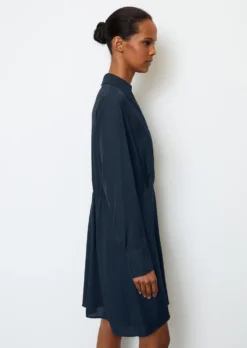 Marc O'Polo Short Dress In Wrap Look With Elastic Skirt Seam -Schlichte Eleganz 7b1627f615604599f4672f772d1f250b scaled