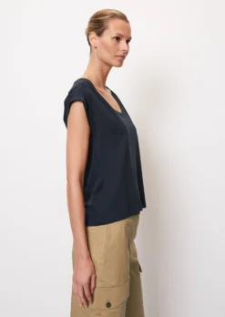 Marc O'Polo Sleeveless T-shirt With Gathered Shoulders In A Regular Fit Made Of Lightweight Single Jersey -Schlichte Eleganz 7dea4ee9332df4dd84370be8fc6af195 scaled
