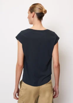 Marc O'Polo Sleeveless T-shirt With Gathered Shoulders In A Regular Fit Made Of Lightweight Single Jersey -Schlichte Eleganz 7f62e4fa8a9018303689b89cdd89ff09 scaled