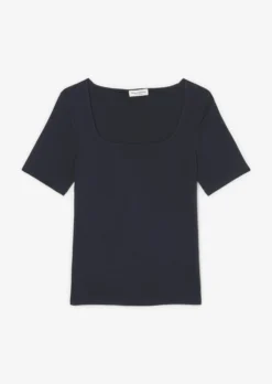 Marc O'Polo T-shirt With A Square Neckline Made Of Stretch Single Jersey -Schlichte Eleganz 8126d67e166685b635854682c280f44a scaled