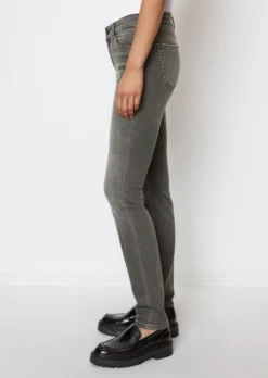 Marc O'Polo ALBY Slim Fit Jeans Made Of A Stretchy Blend Of Organic Cotton And Lyocell -Schlichte Eleganz 83889adab69dd629efd538ee18a22bf9 scaled