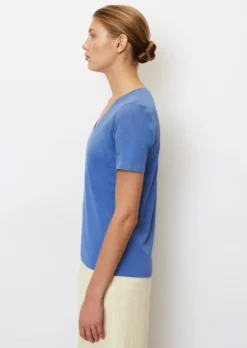 Marc O'Polo V-neck T-shirt In A Regular Fit Made Of Lightweight Single Jersey -Schlichte Eleganz 83e34c01b2537f6f412e1235f718218f scaled