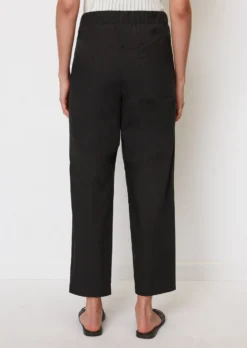 Marc O'Polo Trousers In A Tracksuit Bottoms Style Made Of Paper Touch Poplin 11 Marc O'Polo Trousers In A Tracksuit Bottoms Style Made Of Paper Touch Poplin -Schlichte Eleganz 88c062cd9527abcc3b1e726a2bb1af2d scaled