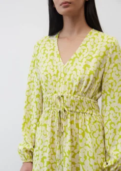Marc O'Polo V-neck Mini Dress With An All-over Print Made From A Flowy Cupro/viscose Blend -Schlichte Eleganz 8d2a20e4d1c9dd8ee9bb4a7500d411f1 scaled