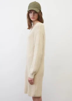 Marc O'Polo Knitted V-neck Dress Made From Heavy Weight Organic Cotton -Schlichte Eleganz 8e0ef607ee316c7c9a91b63bee0a9ac1 scaled