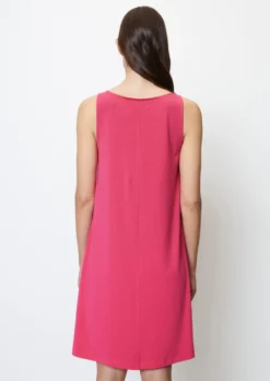 Marc O'Polo Sleeveless V-neck Jersey Dress With TENCEL™ Modal 11 Marc O'Polo Sleeveless V-neck Jersey Dress With TENCEL™ Modal -Schlichte Eleganz 8ecb001ab4b4a7876cbfa771bc40c005 scaled