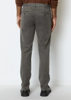 Marc O'Polo STIG Shaped Chinos Made From Organic Cotton Mix -Schlichte Eleganz 8ef43bbd7cca8c3228dbc7bc8ccd8867 scaled