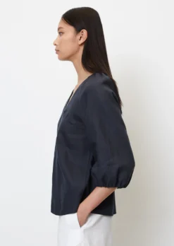 Marc O'Polo V-neck Blouse With Gathered Details In A Mix Of Materials -Schlichte Eleganz 902a15978ae754ade907340d94adda0c scaled