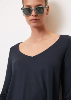 Marc O'Polo V-neck Long Sleeve Top In A Loose Fit From LENZING™ ECOVERO™ -Schlichte Eleganz 90d9456cb09a861135e6211273ac8e77 scaled