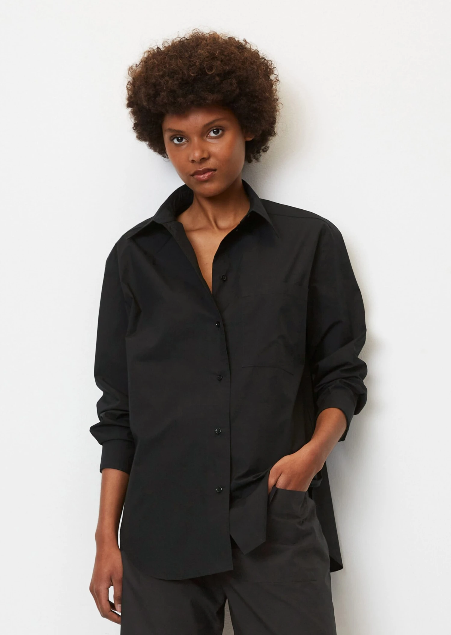Marc O'Polo Boyfriend Shirt Blouse In A Relaxed Fit Made Of Cotton With A Paper-like Texture 4 Marc O'Polo Boyfriend Shirt Blouse In A Relaxed Fit Made Of Cotton With A Paper-like Texture – Bild 4