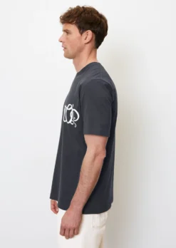 Marc O'Polo T-shirt Regular With An Elegant, Curved Logo Print -Schlichte Eleganz 930423cac3301452772c0dab77416f10 scaled