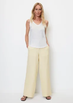 Marc O'Polo V-neck Top Regular In Organic Cotton Slub Jersey -Schlichte Eleganz 93dffd1d2cc85eaa94081273b8c15021 scaled